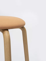 Taburete Tam H75 Madera de Ondarreta, detalle