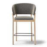 Taburete con brazos RC Wood - Blasco&Vila · fotografía del modelo