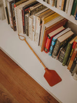 Espantamoscas - Isist, en ambiente de biblioteca - Isist Atelier