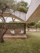 Sillón BKF by isist Lona, en un espacio exterior - Isist Atelier