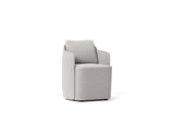 Silla Serene base a suelo de Joquer, fotografía oficial en acabado de referencia