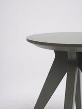 Detalle de la encimera y estructura de la mesa baja Mikado H45 de Ondarreta