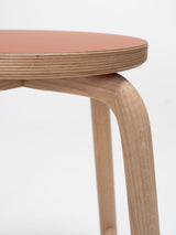 Taburete Tam H45 Madera de Ondarreta, detalle