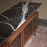 Aparador Chicago puertas de vidrio - PUNT - encimera de mármol Marquina