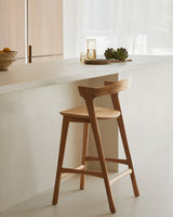 Taburete de cocina Bok de Ethnicraft junto a una barra de cocina