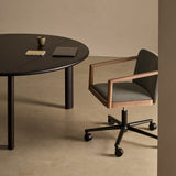Sillón Urmus madera base 5 ruedas - Blasco&Vila · fotografía del modelo