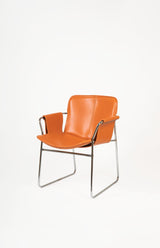 Silla Orma de Isist Atelier, cuero naranja y estructura de acero pulido