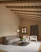 Sofá Flow de estructura recta y asiento continuo, en salón. Fotografía de ambiente de Joquer.