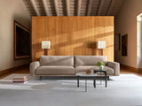 Sofá Front con base suspendida y patas vistas, en salón. Fotografía de ambiente de Joquer.