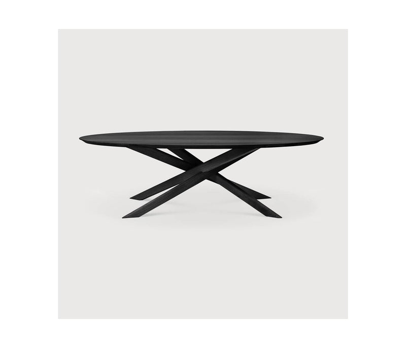 Mesa de comedor oval de color negro.