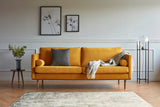 Sofá K372 de Scandinavian Upholstery con tapizado amarillo en un ambiente de salón. Fotografía oficial del fabricante.